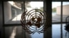 El emblema de las Naciones Unidas se ve en una ventana en un pasillo vacío en la sede de las Naciones Unidas en Nueva York.