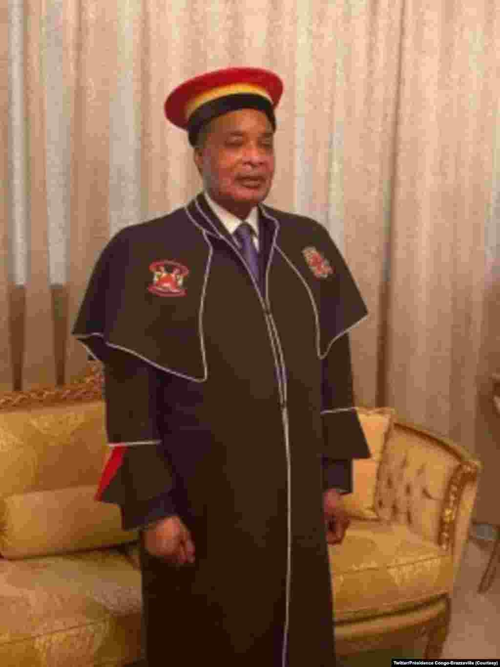 Président Denis Sassou na bato basusu nsima na kozwa mbano ya Docteur Honoris Causa ya Université Marien Ngouabi na Palais ya Congrès, Brazzaville, 12 novembre 2020. (Twitter/Présidence Congo-Brazzaville)