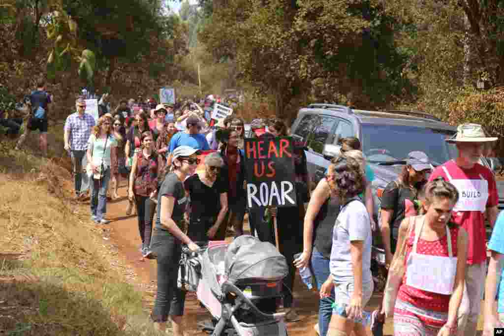 Para peserta protes Women's March berjalan melalui hutan Karura di Nairobi, Kenya (21/1). (VOA/J.Craig)