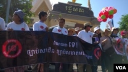 រូបឯកសារ៖ ប្រជា​ពលរដ្ឋ សកម្មជន​សិទ្ធិ​មនុស្ស និង​សកម្មជន​ដីធ្លី កាន់​បដា​ពាក្យ​ស្លោក​ដែល​សរសេរ​ថា «និយាយ​ថា​ទេ! ច្បាប់សហជីព សមាគម និងអង្គការ» ក្នុង​ពេល​បាតុកម្ម​នៅ​មុខ​រដ្ឋសភា​ជាតិ​ នៅ​ថ្ងៃអាទិត្យ​ទី ២៨ ខែមិថុនា ឆ្នាំ២០១៥។ (ហ៊ុល រស្មី/VOA)