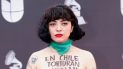 La cantautora chilena, Mon Laferte, utilizó la alfombra roja para denunciar la violencia en su país.