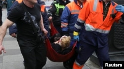 Seorang korban luka mendapat pertolongan darurat di luar stasium metro Sennaya Ploschad, setelah terjadinya ledakan di dua gerbong kereta di stasiun metro di St. Petersburg, Rusia tanggal 3 April 2017 (foto: REUTERS/Anton Vaganov)