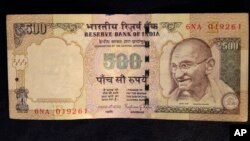 Lembar uang India senilai 500 rupee (Foto: ilustrasi) Pemerintah India mulai menarik mata uang 500 dan 1.000 rupee dari peredaran, 8 November 2016.