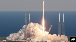 Un cohete Falcon 9 de SpaceX que transporta el satélite Tess despega desde el complejo de lanzamiento 40 en la estación de la Fuerza Aérea de Cabo Cañaveral, Florida, el miércoles 18 de abril de 2018. (AP Foto/John Raoux) 
