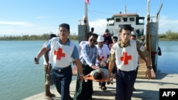 ထိခိုက်ဒဏ်ရာရတဲ့ ကျောက်တန်းရွာသားတွေကို စစ်တွေဆေးရုံသို့ ပို့ဆောင်စဉ် (မေလ ၂ ရက်နေ့ ၂၀၁၉)