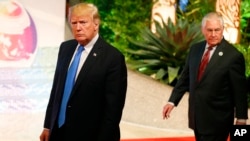Presiden Donald Trump didampingi Menteri Luar Negeri Rex Tillerson, di Manila, Filipina, saat menghadiri KTT, 14 November 2017. 