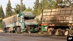 Truk-truk pembawa bantuan untuk Suriah yang hancur akibat serangan udara di Aleppo, SUriah (20/9). 