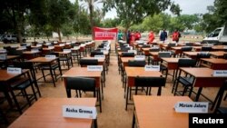Les noms des écolières kidnappées par Boko Haram sont affichés à Abuja, au Nigeria, le 14 avril 2019. 