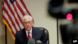 Menteri Luar Negeri AS Rex Tillerson saat konferensi pers di bandara internasional Palm Beach, Florida, April 6 2017. (AP)