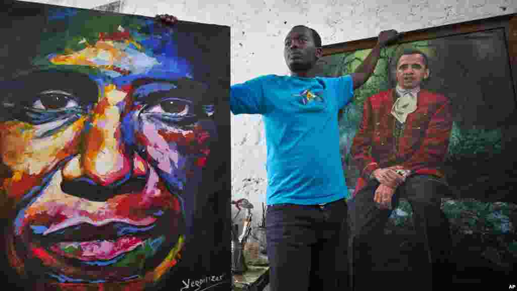 Le peintre kenyan Evans Yegon , connu sous le nom " Yegonizer ", présente deux tableaux du président americain, le 22 juilet 2015.