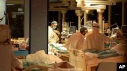 Personal médico atiende a pacientes en el Hospital Casalpalocco, en las afueras de Roma, el 1 de enero de 2021.