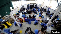 Para migran di atas kapal MV Aquarius yang terkantung-kantung di Laut Mediterania, antara Malta dan Linosa, 14 Agustus 2018. 