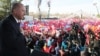 Presiden Turki Recep Tayyip Erdogan berpidato di hadapan ribuan massa pendukungnya di Istanbul, Minggu (10/3).