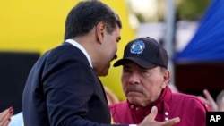 ARCHIVO - El presidente de Venezuela, Nicolás Maduro, a la izquierda, habla con el presidente de Nicaragua, Daniel Ortega, en el día de su toma de posesión para un tercer mandato en Caracas, Venezuela, el viernes 10 de enero de 2025. 