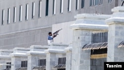 En el Parlamento iraní, habría unos cuatro atacantes que llevan armas ligeras y explosivos.