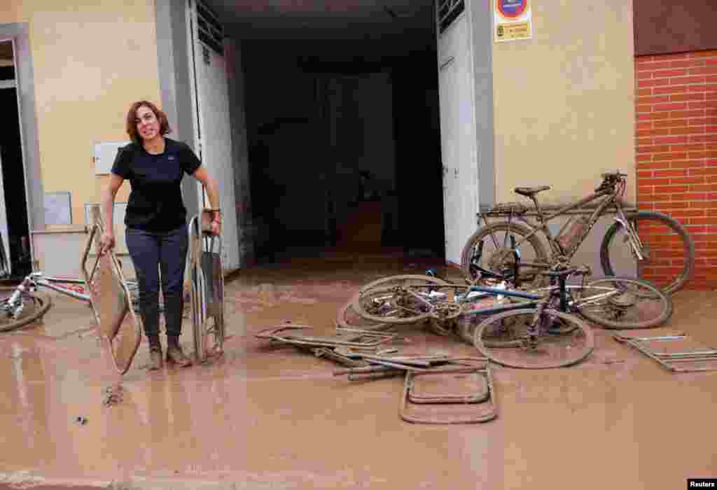 Los trenes a las ciudades de Madrid y Barcelona fueron cancelados debido a las inundaciones, y las escuelas y otros servicios esenciales fueron suspendidos en las zonas más afectadas, dijeron las autoridades. La Federación Española de Fútbol también aplazó los partidos de la Copa del Rey del Levante y del Valencia del 30 de octubre de 2024. 