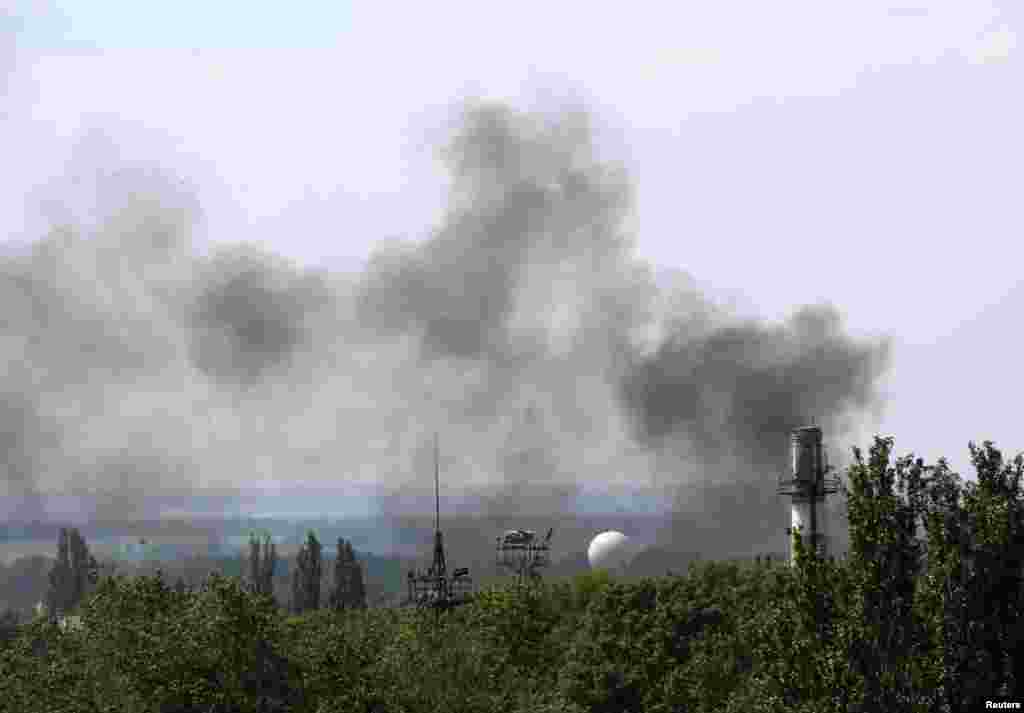 Smoke billows from Donetsk international airport during heavy fighting between Ukrainian and pro-Russian forces, May 26, 2014.