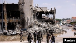 Miembros de la seguridad israelí se reúnen luego de una infiltración masiva de hombres armados de Hamás desde la Franja de Gaza, en Sderot, sur de Israel, el 8 de octubre de 2023.