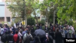 تجمع دانشجویان در دانشگاه تهران در اعتراض به محرومیت دانشجویان از تحصیل- آرشیو