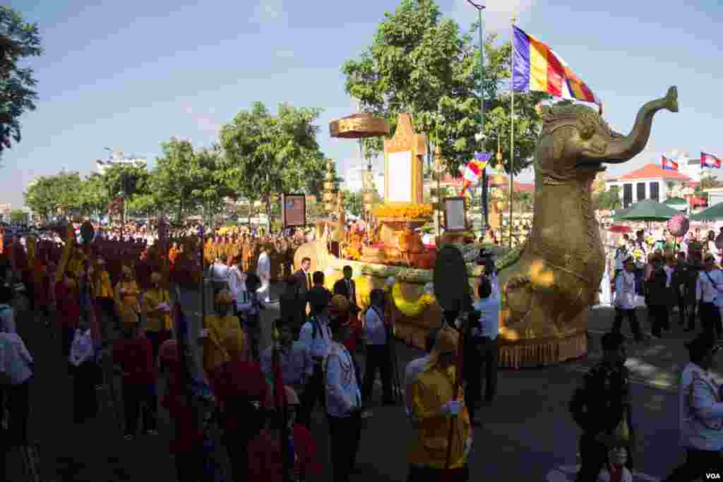  ព្រះរាជពិធីដង្ហែព្រះរាជគោរមងារកិត្តិយស "ព្រះស្រីលោកធម្មិករាជ" ថ្វាយព្រះមហាក្សត្រសម្ដេចព្រះបរមនាថ នរោត្ដម សីហមុនី មុនចេញដំណើរ នាព្រឹកថ្ងៃទី៣ មិថុនា ២០១៥។