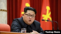 북한 '수소탄 시험 성공' 핵과학자 등에 대한 '당 및 국가 표창' 수여식이 지난달 12일 노동당 중앙위원회 사무실에서 열렸다고 노동신문이 13일 보도했다. 김정은 국방위원회 제1위원장이 수여식에서 발언하는 모습. (자료사진)