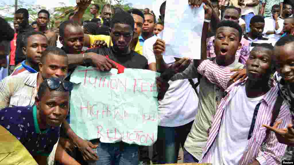 Wani Dandazon Daliban Jami’ar Calabar Suna Zanga Zanga Saboda An Kara Masu Kudin Makaranta 12, ga Oktoba 2015.