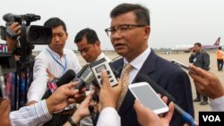 Cambodian Education Minister Mr. Hang Choun Naron talks to reporters after the departure of US First Lady Michelle Obama at Siem Reap International Airport, Sunday, March 22, 2015. (Neou Vannarin/VOA Khmer)