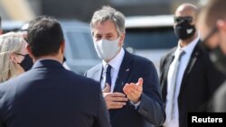 El secretario de Estado de los Estados Unidos, Antony Blinken, aborda su avión para partir para su regreso a los Estados Unidos desde el Aeropuerto Internacional de Kuwait en la ciudad de Kuwait, Kuwait, el 29 de julio de 2021.