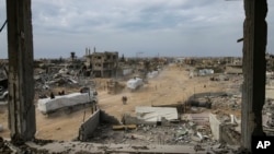 Truk bantuan kemanusiaan masuk melalui penyeberangan Kerem Shalom dari Mesir ke Jalur Gaza, di Rafah, 22 Januari 2025. (Foto:
Jehad Alshrafi/AP Photo)