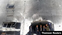 El canciller israelí, Gabi Ashkenazi conversa con su homólogo checo Kulhanek y el canciller polaco mientras visitan un edificio bombardeado en la Franja de Gaza.