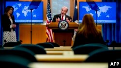 El Representante Especial para Venezuela, Elliott Abrams, acompañado por la portavoz del Departamento de Estado, Morgan Ortagus, habla en una conferencia de prensa en el Departamento de Estado el 31 de marzo de 2020, en Washington, DC.