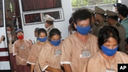 Tersangka perempuan yang diduga terlibat dalam perdagangan manusia pengungsi Rohingya memasuki Pengadilan Kriminal di Bangkok, Thailand, 10 November 2015.