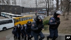 Polisi anti huru-hara Ukraina melakukan patroli di kompleks gedung pemerintah di Kiev (foto: dok). Polisi menggeledah kantor partai oposisi Senin 9/12. 