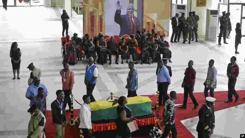 Jama'a sun taru domin girmama gawar tsohon sakataren majalisar dinkin duniya Kofi Annan a Accra babban birnin kasar Ghana. 