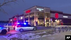 La policía responde a la escena de un tiroteo mortal en una tienda de comestibles el 27 de enero de 2025 en Elkhart, Indiana, EEUU.