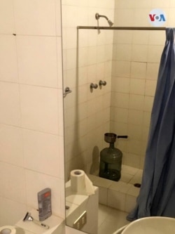 Imagen de cómo recolectan el agua, si llegan a tener la suerte de que en algún momento les den el servicio básico. [Foto: Fabiana Rondón, VOA]