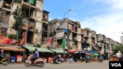 ទិដ្ឋភាព​ជា​ទូទៅ​នៃ​អគារ​ប៊ូលឌីង​និង​អ្នក​រស់​នៅ​ក្នុង​អគារ​ប៊ូលឌីង​ក្នុង​រាជធានី​ភ្នំពេញ​កាល​ពី​ថ្ងៃ​សុក្រ​ទី​៥ ខែ​កញ្ញា ឆ្នាំ​២០១៤។ (នូវ ពៅលក្ខិណា/VOA) 