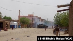 Para prajurit dikerahkan setelah terjadinya sebuah serangan bunuh diri di kawasan Gao, Mali tengah-utara, 1 Juli 2018 (foto: VOA/Sidi Elhabib Maiga)