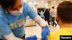 El estado de California comenzó a vacunar contra COVID-19 a todos los mayores de 16 años el 15 de abril de 2021.