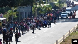 Migrantes por carretera en Huixtla, México, este lunes. La caravana de migrantes partió hacia el norte desde el sur de México a pocos días de que el secretario de Estado de Estados Unidos, Antony Blinken, llegue a la capital mexicana para discutir nuevos acuerdos migratorios.