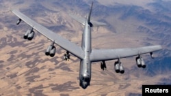 资料照 - 美国空军的B-52型，又称“同温层堡垒”战略轰炸机在阿富汗执行一次“近距离空中支援”任务时准备进行空中加油。