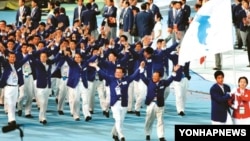 지난 2005년 마카오에서 열린 동아시아대회에서 한국과 북한 선수단이 한반도기를 들고 공동입장하고 있다.