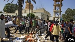 Tras el asalto al complejo donde encontraron el álbum que Gadhafi tenía con fotos de Rice, los rebeldes quemaron las copias del "Libro Verde" del ex líder libio.
