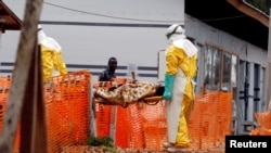 Wasu jami'an kiwon lafiya dauke da wani da aka tabbatar ya kamu da cutar Ebola a yankin Butembo na aksar Congo