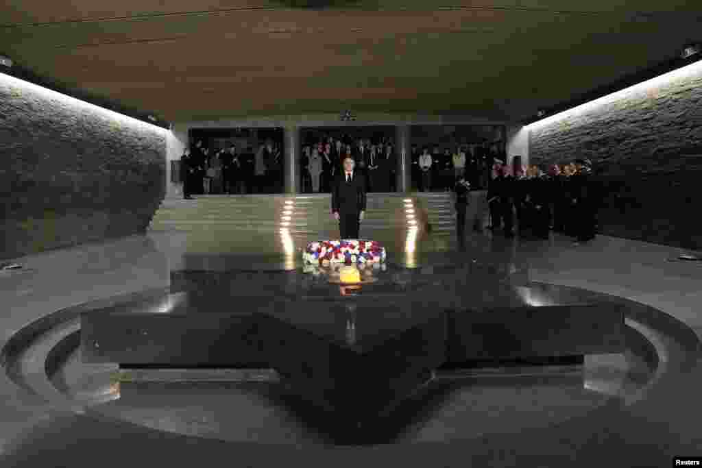 En la conmemoración estarán el canciller alemán Olaf Scholz, el rey Carlos de Gran Bretaña y otros numerosos líderes. Antes de viajar a Auschwitz, el presidente de Francia, Emmanuel Macron, puso una corona de flores en el Memorial del Holocausto en París.