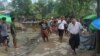 ရခိုင်ပြည်နယ် ရသေ့တောင်အနီး ပစ်ခတ်မှုအတွင်း ထိခိုက်ဒဏ်ရာရတဲ့ အရပ်သား တဦးကို သယ်ဆောင်နေတဲ့ မြင်ကွင်း။ (ဓာတ်ပုံ - ကိုဘက္ကာ - ဇွန် ၂၅၊ ၂၀၂၀)