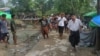 ရခိုင်ပြည်နယ် ရသေ့တောင်အနီး ပစ်ခတ်မှုအတွင်း ထိခိုက်ဒဏ်ရာရခဲ့သူတဦးကို သယ်ဆောင်နေတဲ့ မြင်ကွင်း။ (ဓာတ်ပုံ - ကိုဘက္ကာ - ဇွန် ၂၄၊ ၂၀၂၀)