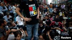2014年10月17日，香港争取民主权利的抗议者在旺角商业区一带阻塞部分街道，警方此前清除了抗议现场的路障等设施