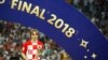 Luka Modric pose avec sa récompense à Moscou, en Russie, le 15 juillet 2018.