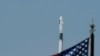 El cohete Falcon 9, con los astronautas de la NASA Doug Hurley y Bob Behnken en la cápsula Crew Dragon, despega de la plataforma 39-A en el Centro Espacial Kennedy en Cabo Cañaveral, Florida, el sábado 30 de mayo de 2020.